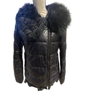 Woman’s Betsy Johnson  Black Puffer Coat. W / Faux Fur Collar. Size Small